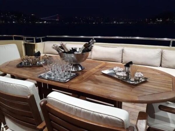 İstanbul Boğazında 80 Kişi Kiralık Lüks Gezi Teknesi