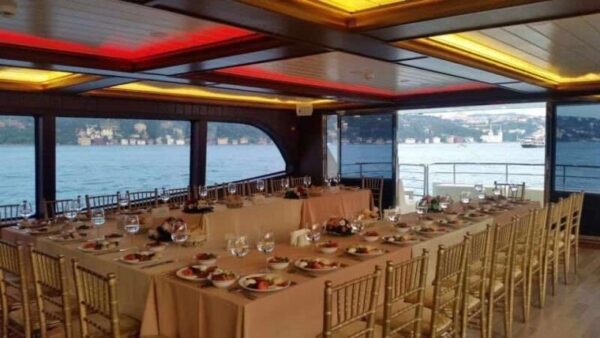 İstanbul Boğazında 50 Kişi Kiralık Lüks Gezi Teknesi