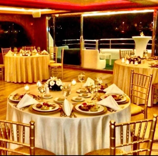İstanbul Boğazında 50 Kişi Kiralık Lüks Gezi Teknesi