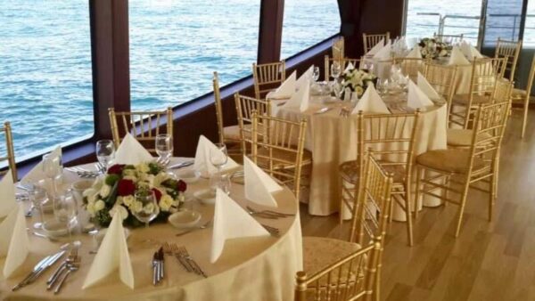 İstanbul Boğazında 50 Kişi Kiralık Lüks Gezi Teknesi