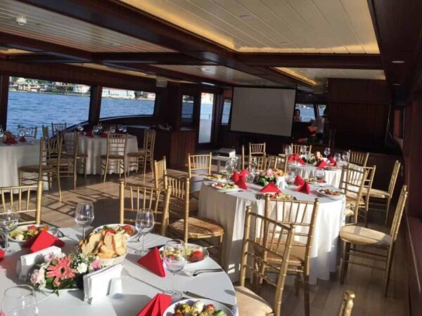 İstanbul Boğazında 50 Kişi Kiralık Lüks Gezi Teknesi