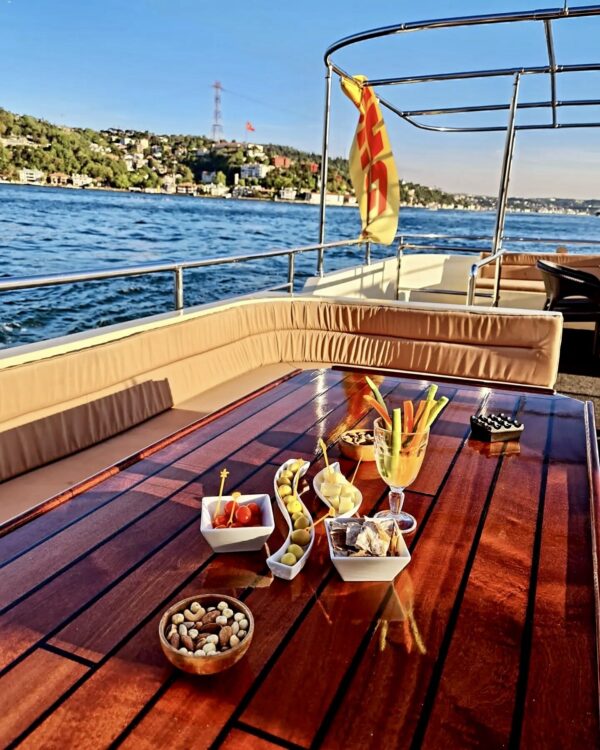 23-metre-80-kisi-kiralik-gezi-teknesi-Istanbul-11 İstanbul Boğazında 80 Kişi Kiralık Gezi Teknesi