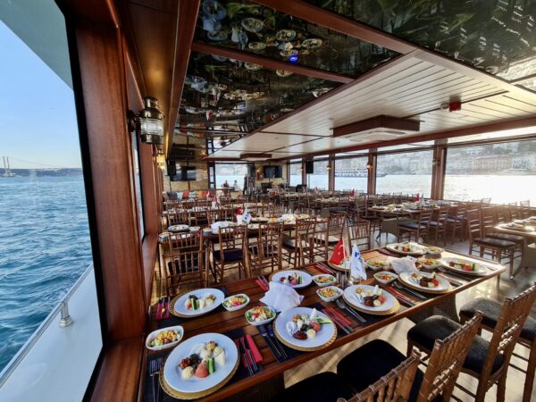 23-metre-80-kisi-kiralik-gezi-teknesi-Istanbul-12 İstanbul Boğazında 80 Kişi Kiralık Gezi Teknesi