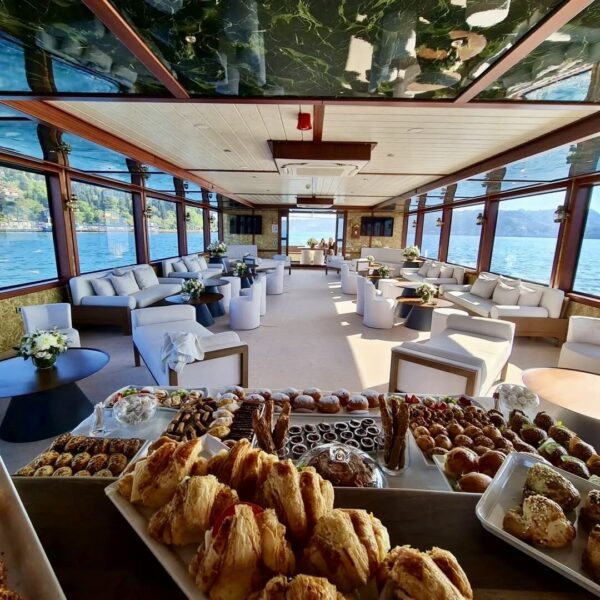 23-metre-80-kisi-kiralik-gezi-teknesi-Istanbul-14 İstanbul Boğazında 80 Kişi Kiralık Gezi Teknesi