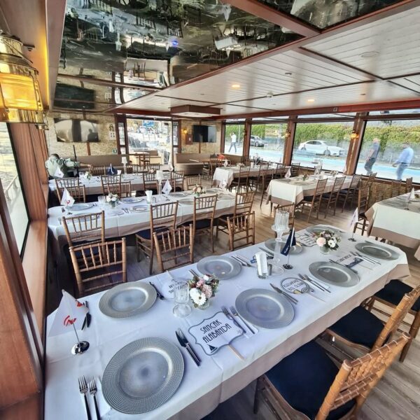 23-metre-80-kisi-kiralik-gezi-teknesi-Istanbul-17 İstanbul Boğazında 80 Kişi Kiralık Gezi Teknesi