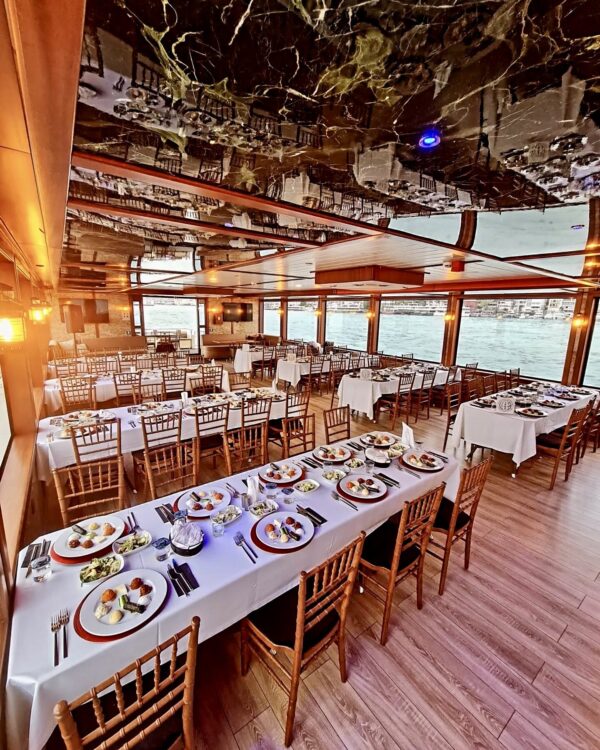 23-metre-80-kisi-kiralik-gezi-teknesi-Istanbul-18 İstanbul Boğazında 80 Kişi Kiralık Gezi Teknesi