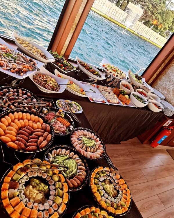 23-metre-80-kisi-kiralik-gezi-teknesi-Istanbul-19 İstanbul Boğazında 80 Kişi Kiralık Gezi Teknesi