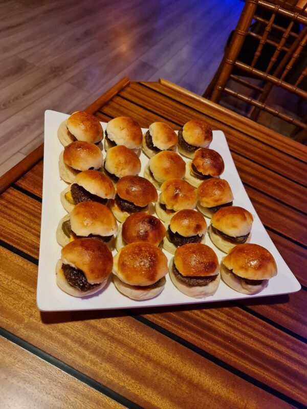 23-metre-80-kisi-kiralik-gezi-teknesi-Istanbul-21 İstanbul Boğazında 80 Kişi Kiralık Gezi Teknesi