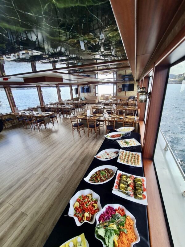 23-metre-80-kisi-kiralik-gezi-teknesi-Istanbul-22 İstanbul Boğazında 80 Kişi Kiralık Gezi Teknesi