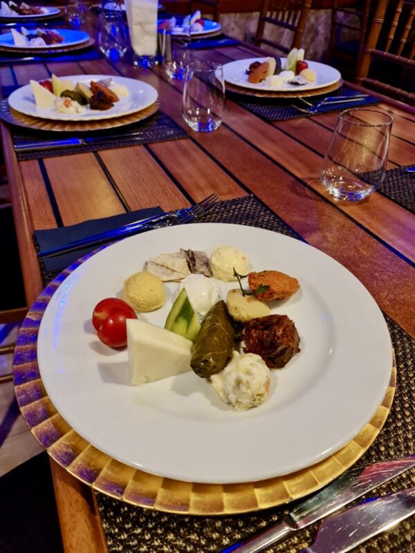 23-metre-80-kisi-kiralik-gezi-teknesi-Istanbul-25 İstanbul Boğazında 80 Kişi Kiralık Gezi Teknesi