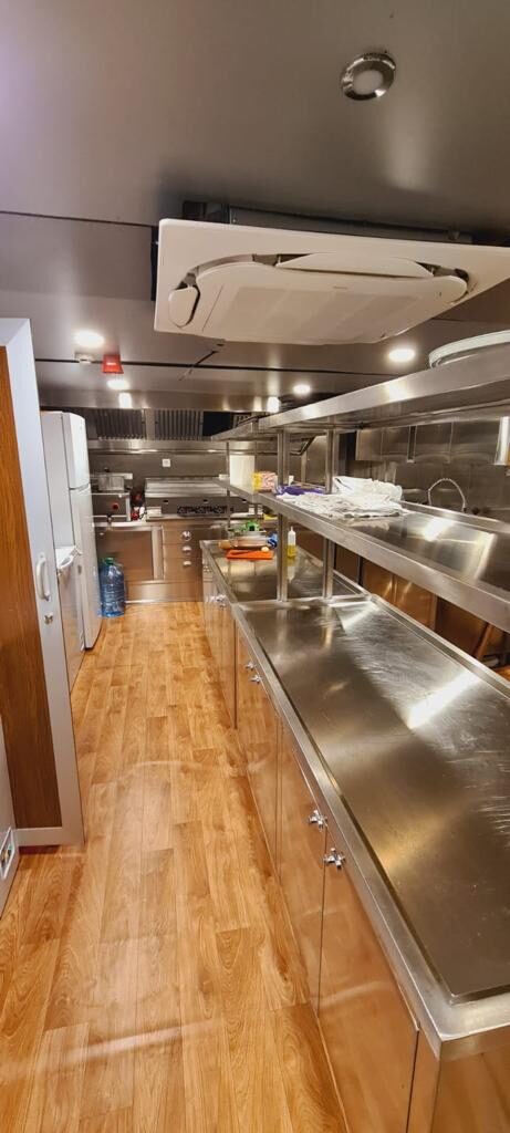 23-metre-80-kisi-kiralik-gezi-teknesi-Istanbul-29 İstanbul Boğazında 80 Kişi Kiralık Gezi Teknesi