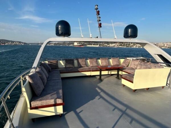 24-metre-90-kisi-Gezi-Teknesi-Istanbul-11 İstanbul Boğazında 90 Kişi Kiralık Lüks Gezi Teknesi