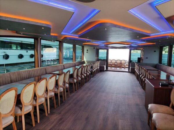 24-metre-90-kisi-Gezi-Teknesi-Istanbul-13 İstanbul Boğazında 90 Kişi Kiralık Lüks Gezi Teknesi