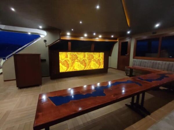 24-metre-90-kisi-Gezi-Teknesi-Istanbul-14 İstanbul Boğazında 90 Kişi Kiralık Lüks Gezi Teknesi