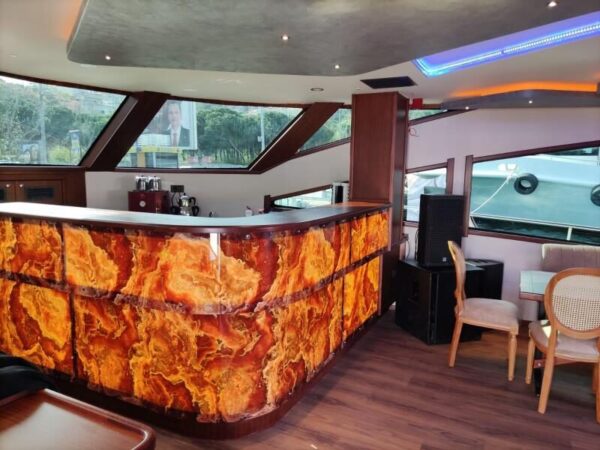 24-metre-90-kisi-Gezi-Teknesi-Istanbul-15 İstanbul Boğazında 90 Kişi Kiralık Lüks Gezi Teknesi