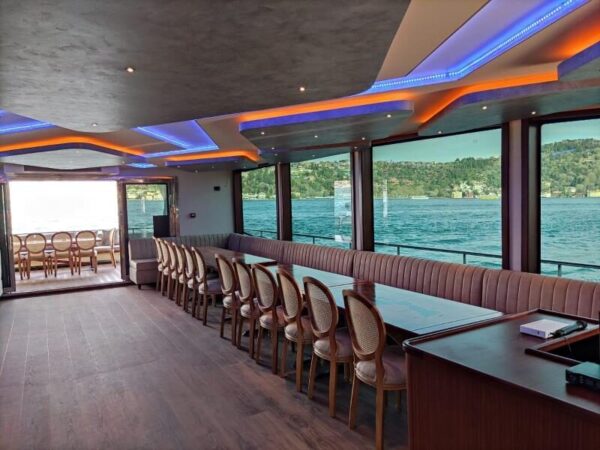 24-metre-90-kisi-Gezi-Teknesi-Istanbul-16 İstanbul Boğazında 90 Kişi Kiralık Lüks Gezi Teknesi