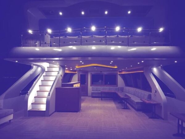 24-metre-90-kisi-Gezi-Teknesi-Istanbul-17 İstanbul Boğazında 90 Kişi Kiralık Lüks Gezi Teknesi