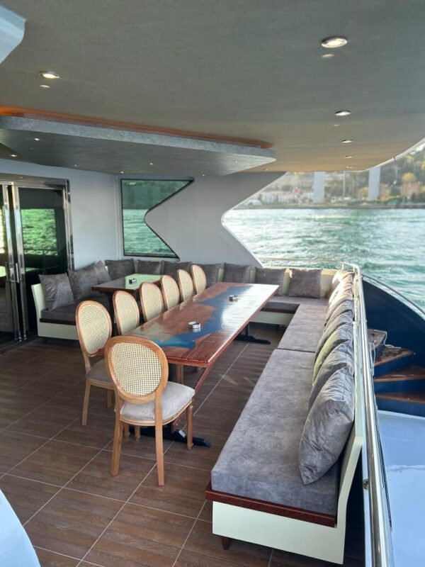 24-metre-90-kisi-Gezi-Teknesi-Istanbul-3 İstanbul Boğazında 90 Kişi Kiralık Lüks Gezi Teknesi