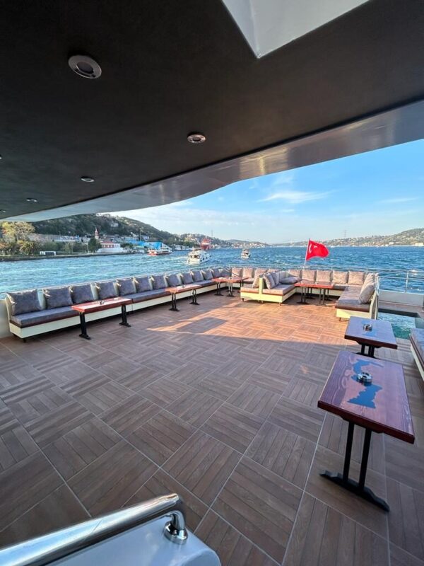 24-metre-90-kisi-Gezi-Teknesi-Istanbul-4 İstanbul Boğazında 90 Kişi Kiralık Lüks Gezi Teknesi
