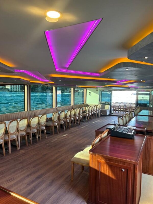 24-metre-90-kisi-Gezi-Teknesi-Istanbul-5 İstanbul Boğazında 90 Kişi Kiralık Lüks Gezi Teknesi