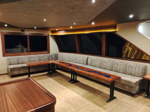 24-metre-90-kisi-Gezi-Teknesi-Istanbul-6 İstanbul Boğazında 90 Kişi Kiralık Lüks Gezi Teknesi