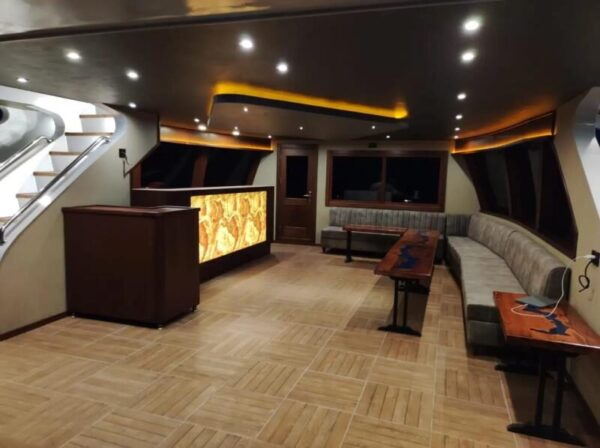 24-metre-90-kisi-Gezi-Teknesi-Istanbul-7 İstanbul Boğazında 90 Kişi Kiralık Lüks Gezi Teknesi