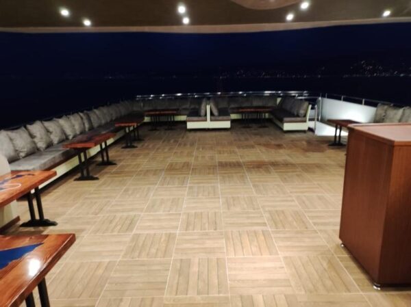 24-metre-90-kisi-Gezi-Teknesi-Istanbul-8 İstanbul Boğazında 90 Kişi Kiralık Lüks Gezi Teknesi