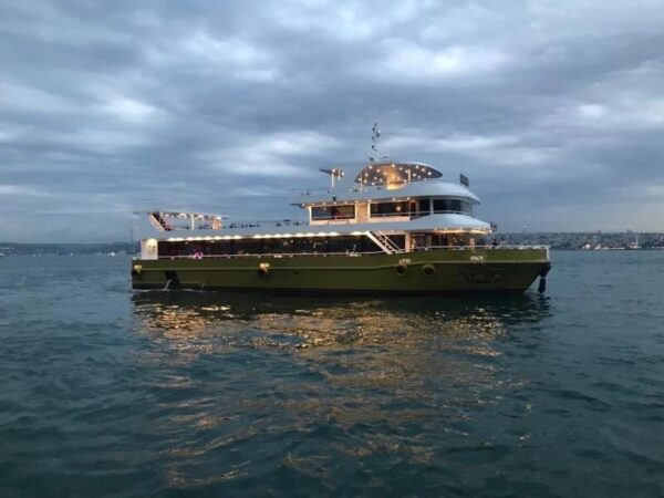 İstanbul Boğazında 200 Kişi Kiralık Davet Gemisi
