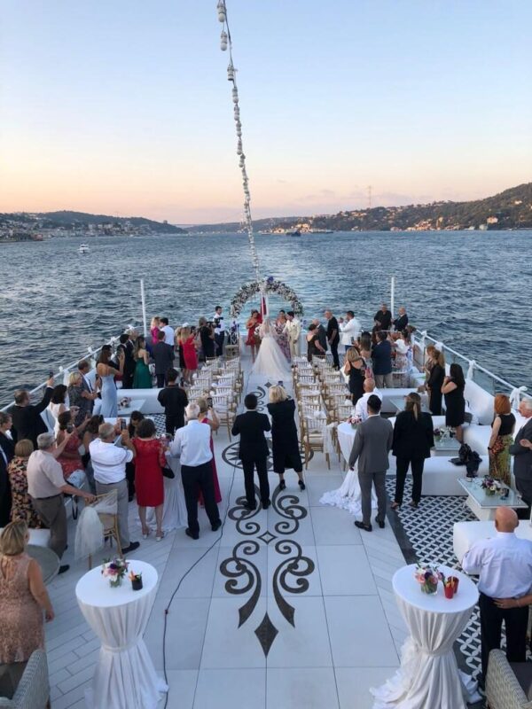 İstanbul Boğazında 300 Kişi Kiralık Lüks Davet Gemisi