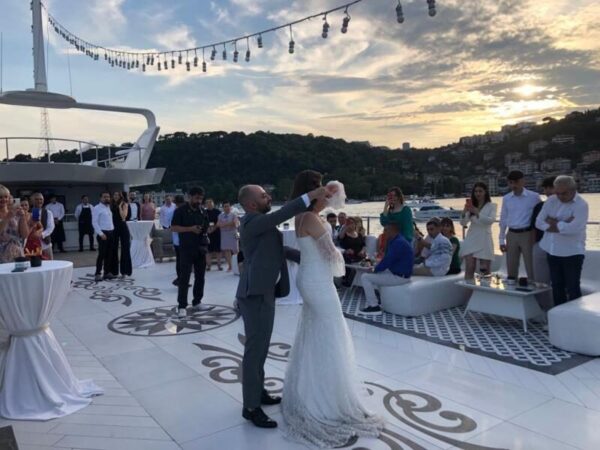 İstanbul Boğazında 300 Kişi Kiralık Lüks Davet Gemisi