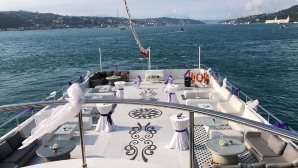 İstanbul Boğazında 300 Kişi Kiralık Lüks Davet Gemisi