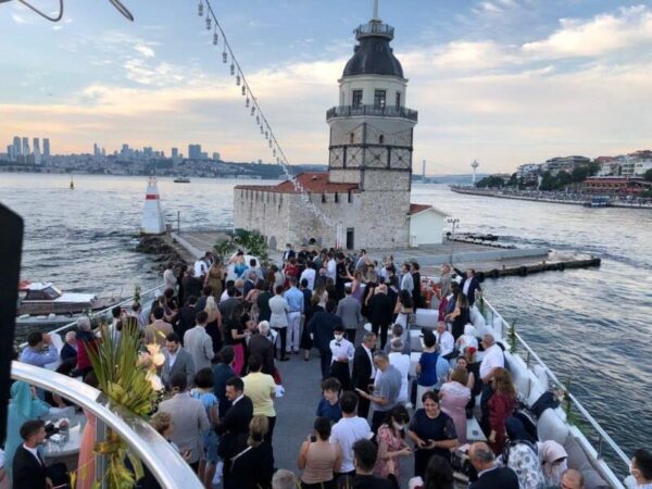 İstanbul Boğazında 300 Kişi Kiralık Lüks Davet Gemisi