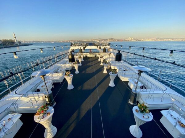 46-metre-400-kisi-kiralik-davet-gemisi-Istanbul-12 İstanbul Boğazında 400 Kişi Kiralık Lüks Davet Gemisi