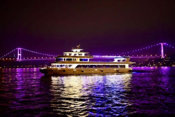 46-metre-400-kisi-kiralik-davet-gemisi-Istanbul-5 İstanbul Boğazında 400 Kişi Kiralık Lüks Davet Gemisi