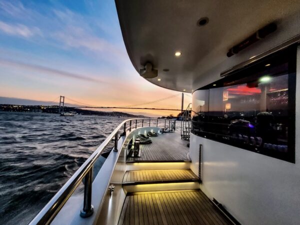 46-metre-400-kisi-kiralik-davet-gemisi-Istanbul-6 İstanbul Boğazında 400 Kişi Kiralık Lüks Davet Gemisi
