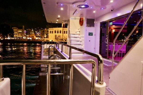 46-metre-400-kisi-kiralik-davet-gemisi-Istanbul-7 İstanbul Boğazında 400 Kişi Kiralık Lüks Davet Gemisi