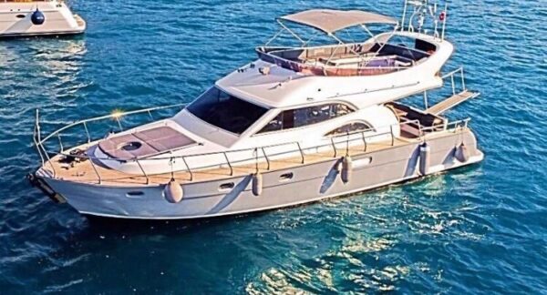 İstanbul Boğazında 10 Kişilik Kiralık Motoryat