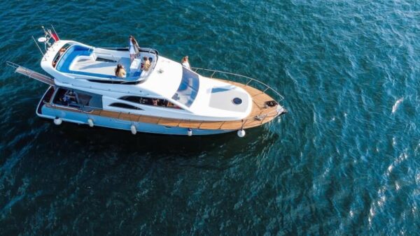 İstanbul Boğazında 10 Kişilik Kiralık Motoryat