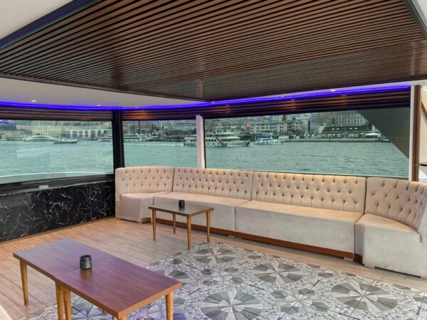 24-metre-50-kisi-Gezi-Teknesi-Istanbul-13 İstanbul Boğazında 50 Kişi Kiralık Gezi Teknesi