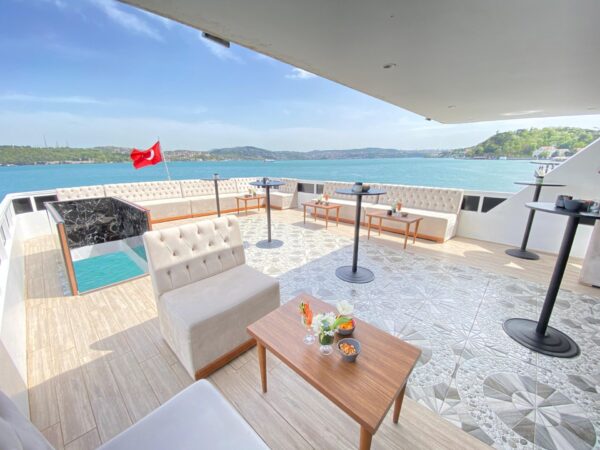 24-metre-50-kisi-Gezi-Teknesi-Istanbul-14 İstanbul Boğazında 50 Kişi Kiralık Gezi Teknesi