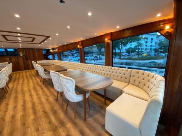 24-metre-50-kisi-Gezi-Teknesi-Istanbul-21 İstanbul Boğazında 50 Kişi Kiralık Gezi Teknesi