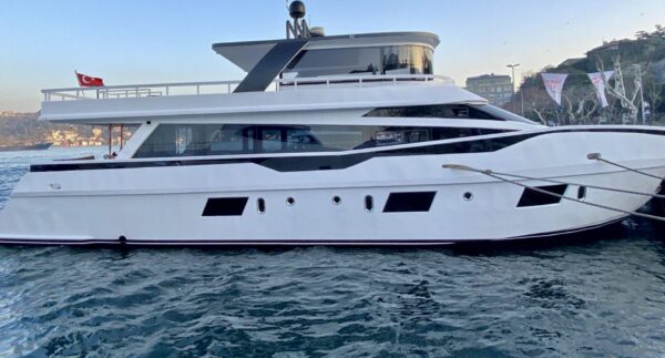 24-metre-50-kisi-Gezi-Teknesi-Istanbul-4 İstanbul Boğazında 50 Kişi Kiralık Gezi Teknesi