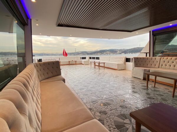 24-metre-50-kisi-Gezi-Teknesi-Istanbul-5 İstanbul Boğazında 50 Kişi Kiralık Gezi Teknesi