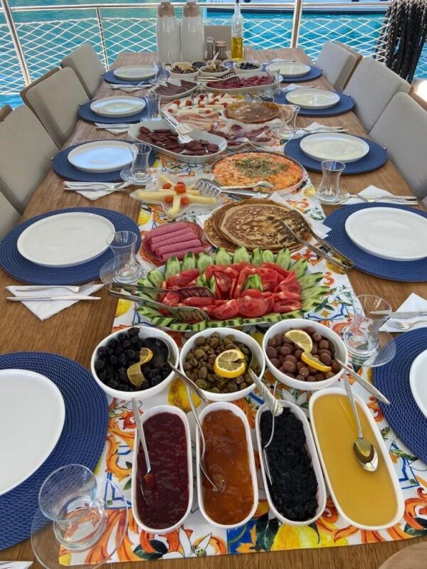 27 Metre 12 Kişi Jakuzili Kiralık Gulet Göcek (10) 27 Metre 12 Kişi Jakuzili Kiralık Gulet Göcek