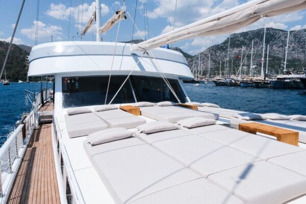 27 Metre 12 Kişi Jakuzili Kiralık Gulet Göcek (4) 27 Metre 12 Kişi Jakuzili Kiralık Gulet Göcek