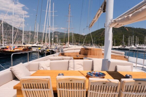 27 Metre 12 Kişi Jakuzili Kiralık Gulet Göcek (7) 27 Metre 12 Kişi Jakuzili Kiralık Gulet Göcek