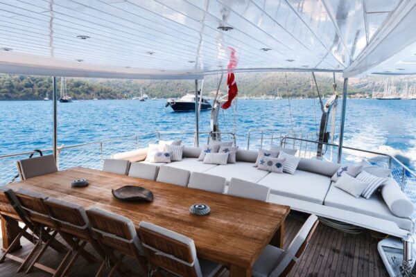 27 Metre 12 Kişi Jakuzili Kiralık Gulet Göcek (8) 27 Metre 12 Kişi Jakuzili Kiralık Gulet Göcek