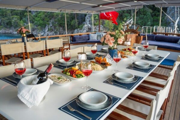 39 Metre 22 Kişi Fethiye Kiralık Delux Gulet