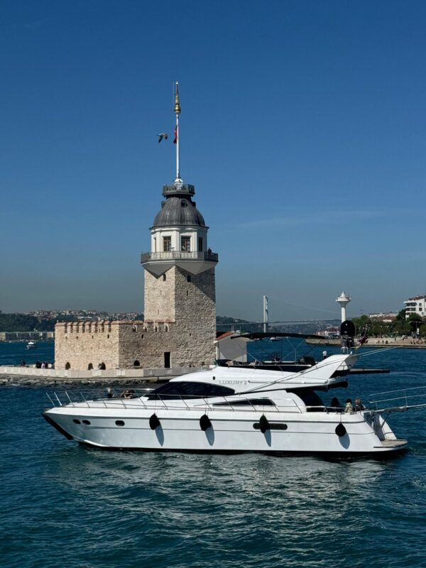 İstanbul Boğazında 12 Kişi Kiralık Motoryat