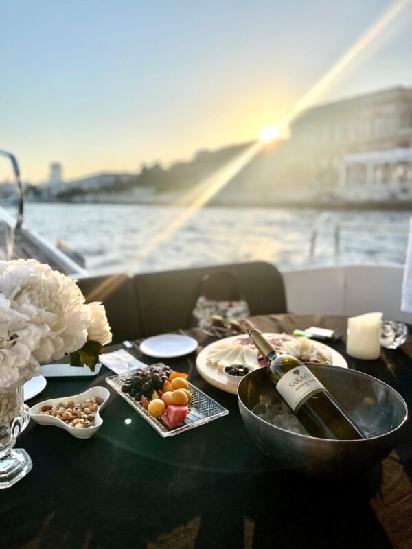 İstanbul Boğazında 12 Kişi Kiralık Motoryat